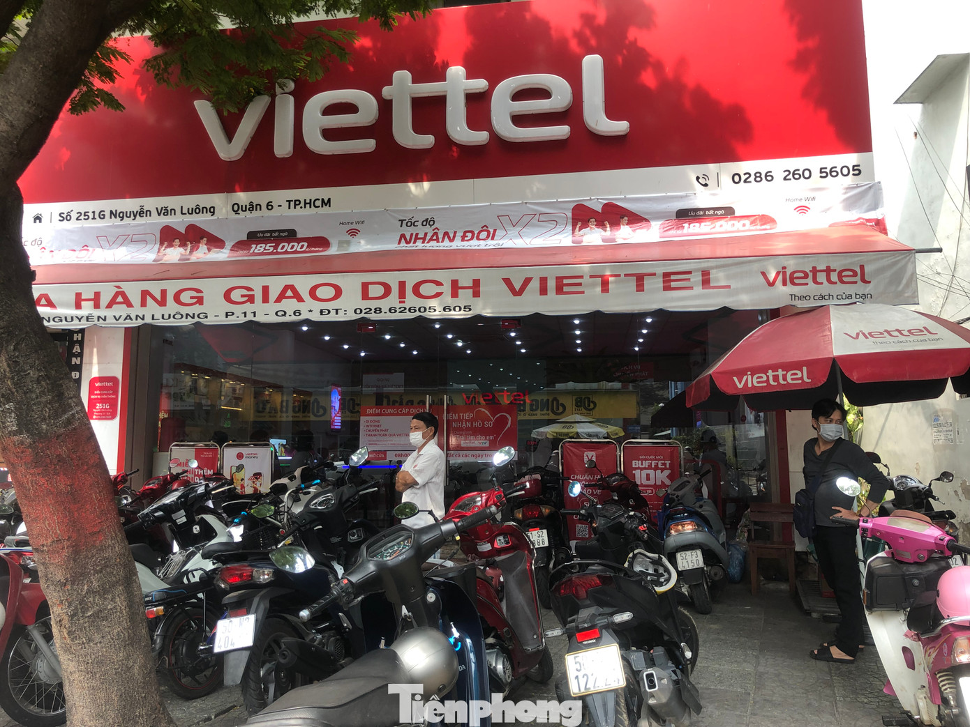 Một số khách hàng đứng bên ngoài chờ đợi vì trong cửa hàng rất đông