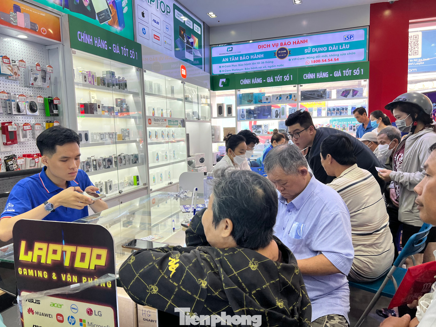 Khách hàng phần lớn là người cao tuổi, người không rành công nghệ nên đến cửa hàng để đăng ký