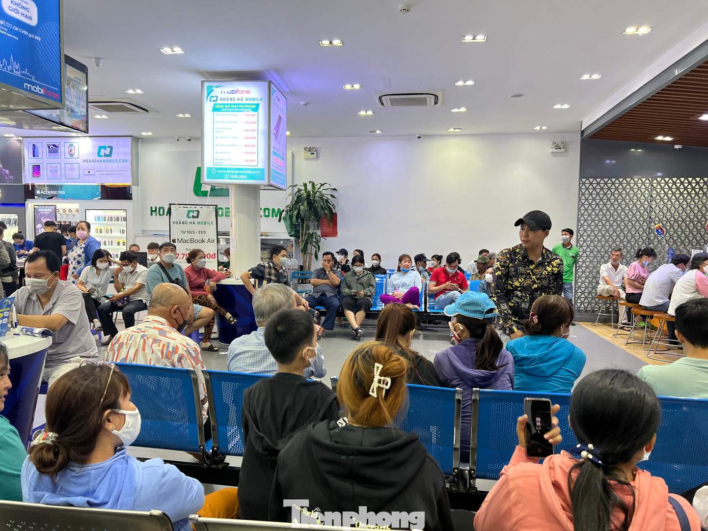 Mọi người kiên nhẫn chờ đợi