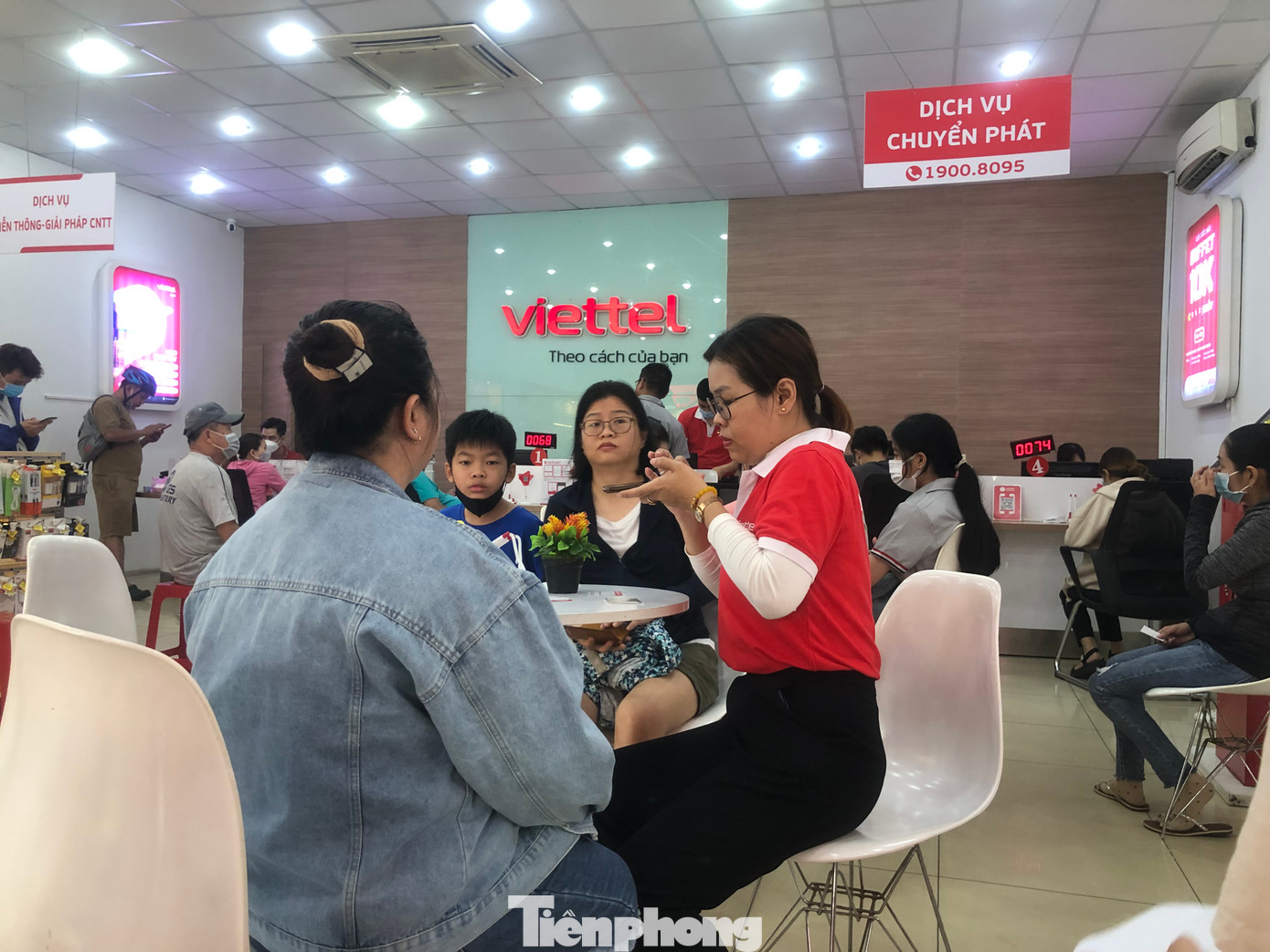 Điểm giao dịch Viettel tấp nập khách đến đăng ký chuẩn hóa thông tin di động