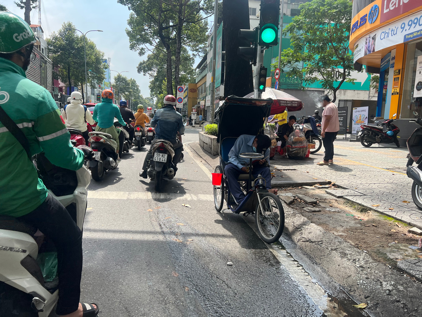 Người lang thang xin ăn tại TPHCM (Ảnh: U.P)