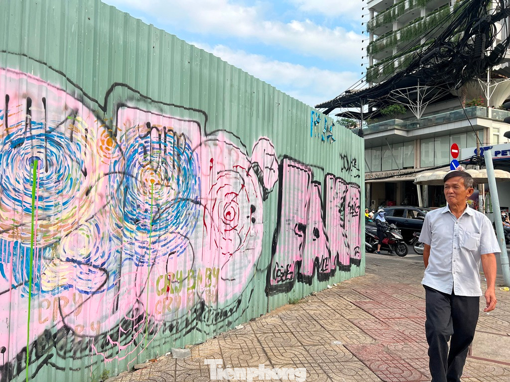 Những hình ảnh không đẹp mắt tại một công trình đang xây dựng ở quận 3.