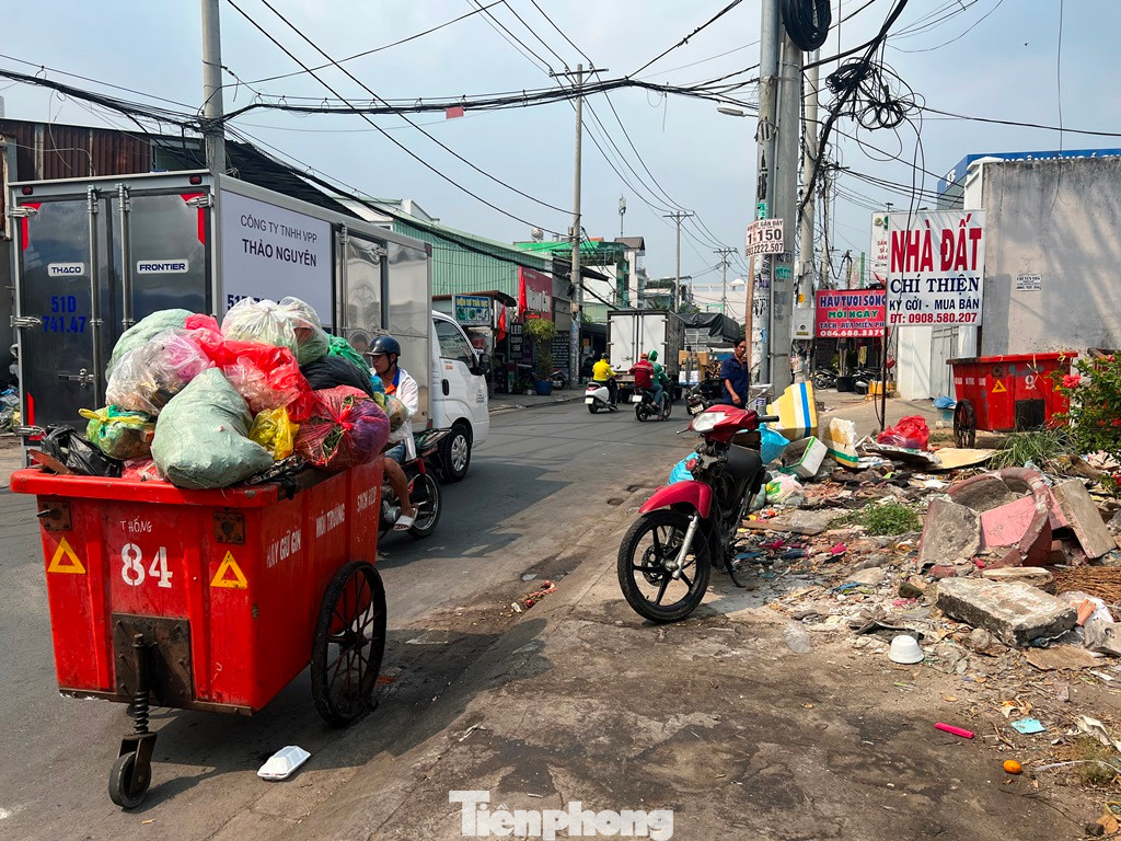 Một điểm tập kết rác trên đường An Dương Vương (quận Bình Tân) ngổn ngang xà bần, rác thải. "Trong khi chờ người đến lấy rác thì nhiều hộ dân xung quanh, người đi đường thẳng tay ném rác lên vỉa hè. Ngay trong quận nội thành mà xả rác bừa bãi thế này thì thật khó chấp nhận" - ông Thành, một người dân sinh sống trong khu vực này nói.