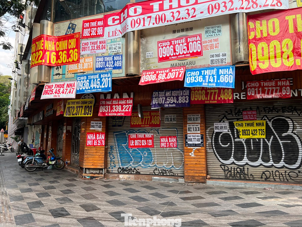 Trong khi đó, tình trạng vẽ bậy, dán bảng quảng cáo tràn lan ở nhiều khu vực trung tâm quận 1 cũng tạo hình ảnh nhếch nhác cho người dân sống ở TPHCM cũng như du khách. Những hình ảnh quái dị, xấu xí được bôi vẽ ở nhiều căn nhà, quán cà phê...