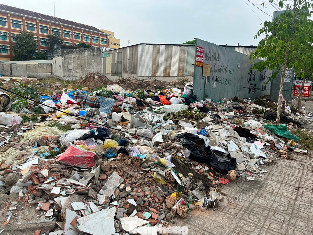 Trên đường Tô Hiệu (quận Tân Phú), lợi dụng khu đất trống chưa triển khai xây dựng, nhiều người đổ rác, xà bần ngổn ngang, bất chấp nơi đây gắn biển "cấm đổ rác". Bãi rác lộ thiên này còn để rác tràn ra vỉa hè gây mất vệ sinh môi trường và bốc mùi hôi thối...