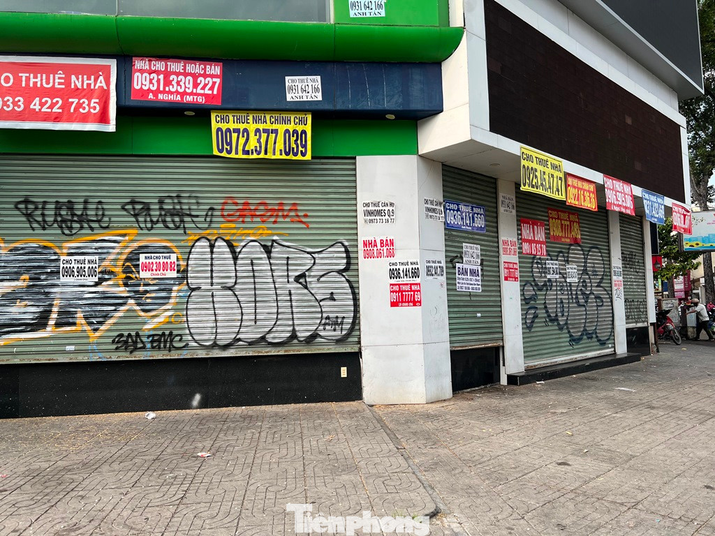 Ông Nguyễn Trần Hoàng Phương - Quyền Viện trưởng Viện nghiên cứu Du lịch Xã hội cho biết, tại TPHCM, nhiều khu vực vẫn còn tình trạng chèo kéo du khách, người buôn bán lấn chiếm vỉa hè để kinh doanh. Tại nhiều tuyến đường, bờ kênh… rác bị vứt bừa bãi; ở nơi công cộng như bệnh viện, nhà ga, công viên…Người dân vẫn thoải mái hút thuốc, đi vệ sinh vào gốc cây, bức tường ngay giữa “thanh thiên bạch nhật”’. Đa số người dân than phiền, nhưng một bộ phận khác lại ứng xử tùy tiện, thiếu trách nhiệm với chính nơi mình đang sinh sống, làm việc.