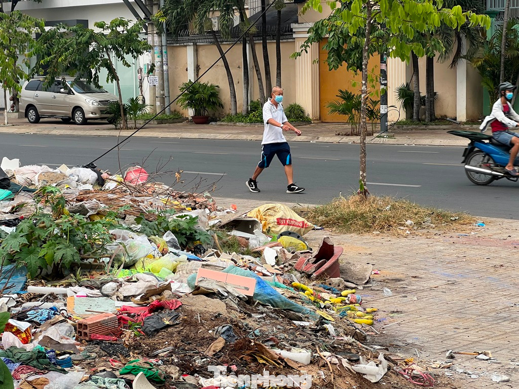 "Rất khó tìm được người xả rác vì cứ đi ngang là họ ném bao rác vào rồi chạy vút đi. Chúng tôi đã nhiều lần kiến nghị tổ dân phố nhưng cũng rất khó xử lý vì không bắt được tận tay” – ông Thanh (60 tuổi, ngụ trên đường Tô Hiệu) cho biết.