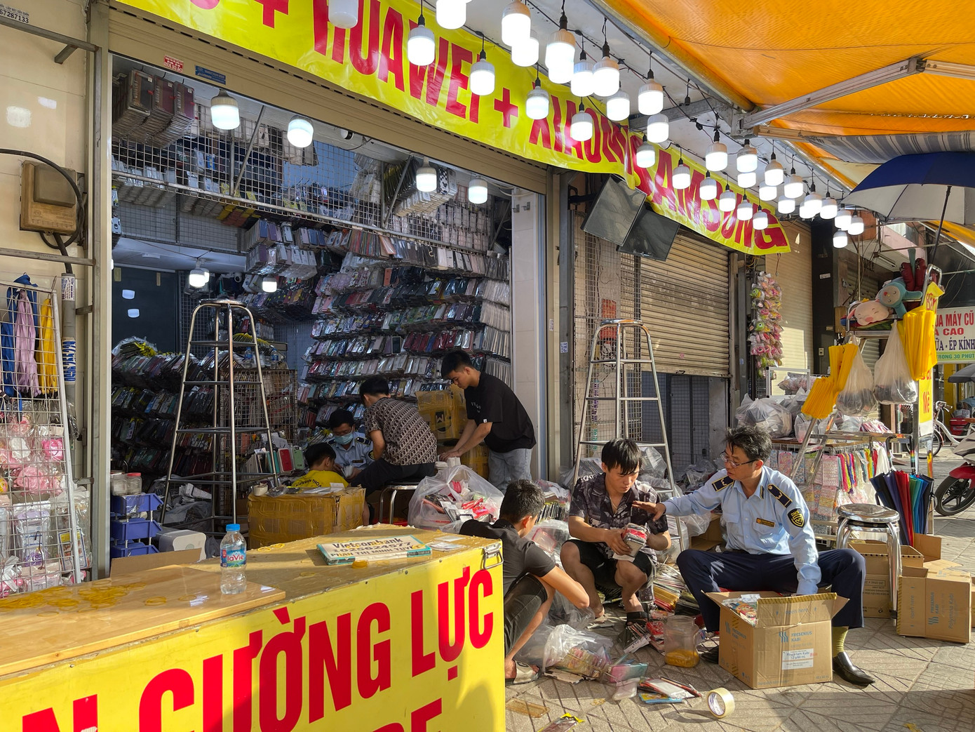 Các sản phẩm hầu như không có giấy tờ, nguồn gốc xuất xứ.