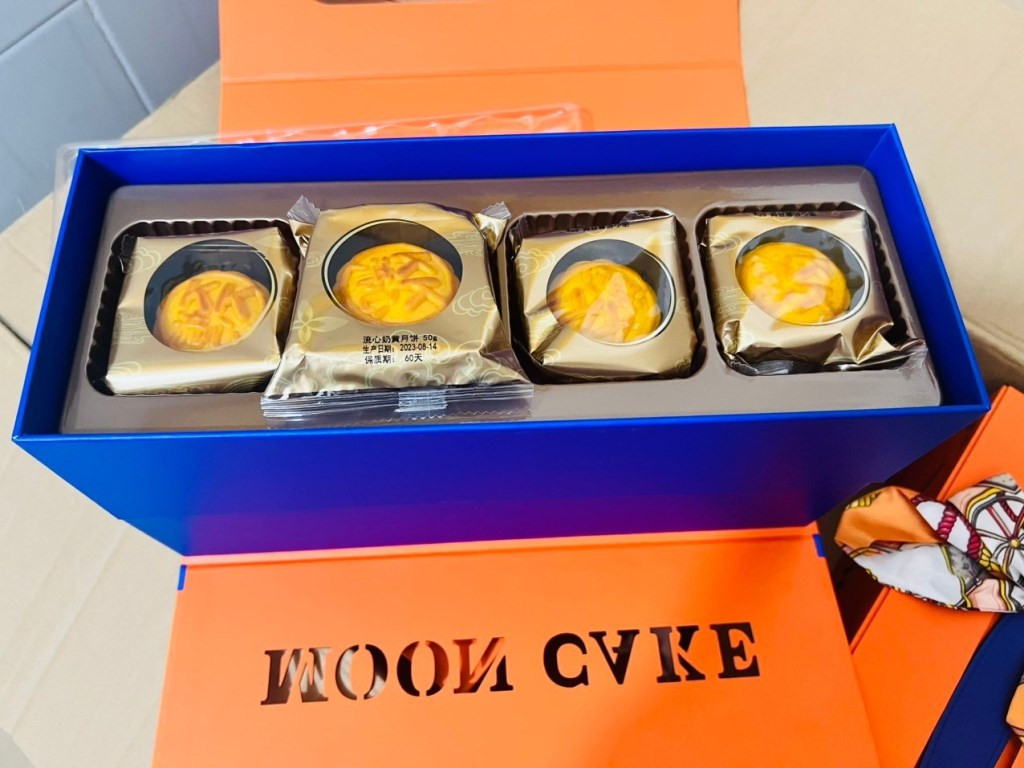 Bánh trung thu được quảng cáo có nhân trứng muối tan chảy, béo ngậy gây sốt thị trường thời gian qua vừa bị lực lượng chức năng phát hiện không rõ nguồn gốc xuất xứ Bánh trung thu được quảng cáo có nhân trứng muối tan chảy, béo ngậy gây sốt thị trường thời gian qua vừa bị lực lượng chức năng phát hiện không rõ nguồn gốc xuất xứ