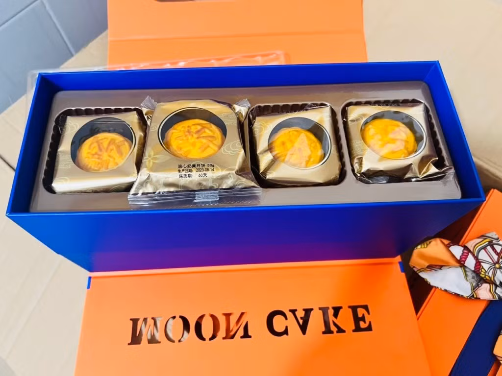 Bánh trung thu được quảng cáo có nhân trứng muối tan chảy, béo ngậy gây sốt thị trường thời gian qua vừa bị lực lượng chức năng phát hiện không rõ nguồn gốc xuất xứ