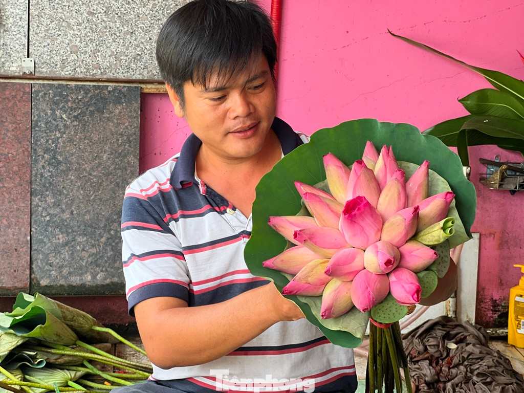 Anh Nguyễn Thanh Bình (39 tuổi) cho biết gia đình dòng họ của anh có nhiều người sống nhờ ao sen. Sáng anh và bà con thu hoạch bông, đem về phân loại, bó từng bó rồi giao sỉ, bán lẻ… mỗi ngày thu lợi nhuận trung bình từ 400.000-500.000 đồng. Trước đây anh Bình mở dịch vụ dọn dẹp, làm đẹp nhà cửa, văn phòng... Anh đi khắp nơi nhận công trình, ngày đêm ôm hoài bão làm giàu. Tuy nhiên, cảm thấy cuộc sống quá bon chen, áp lực, anh quyết định trở về với mảnh ao, trồng sen, hái sen kiếm sống qua ngày.