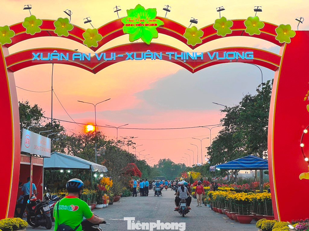 Chợ hoa xuân Bình Điền miễn phí thuê lô cho người kinh doanh hoa Tết.