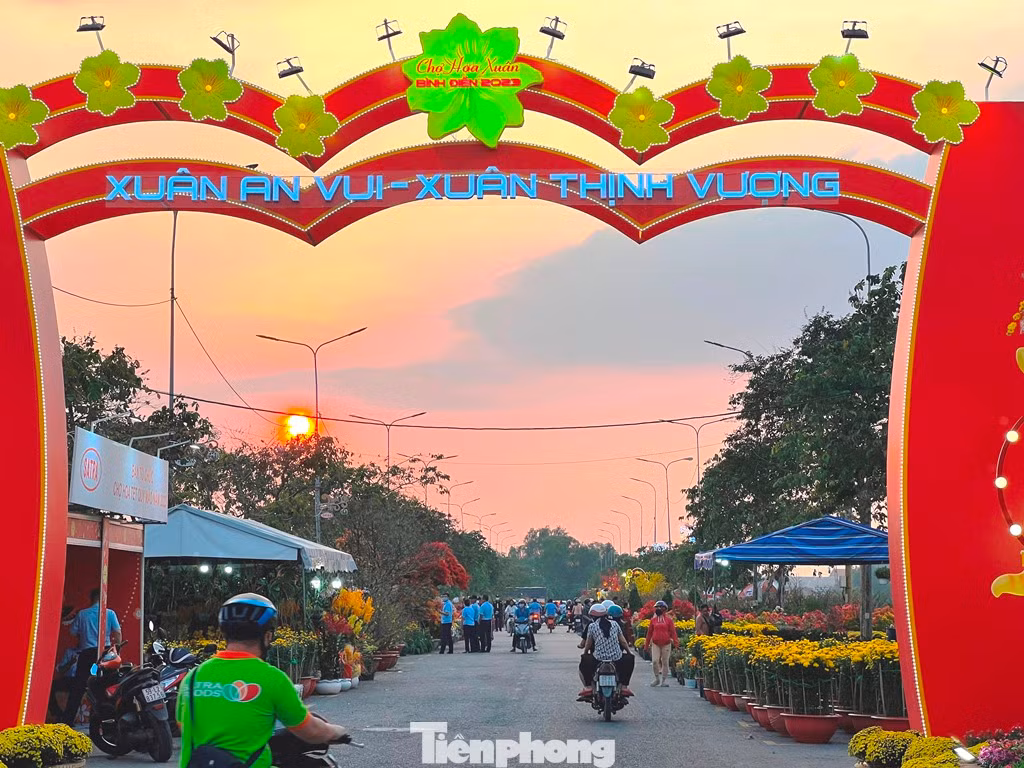 Chợ hoa xuân Bình Điền miễn phí thuê lô cho người kinh doanh hoa Tết. Chợ hoa xuân Bình Điền miễn phí thuê lô cho người kinh doanh hoa Tết.