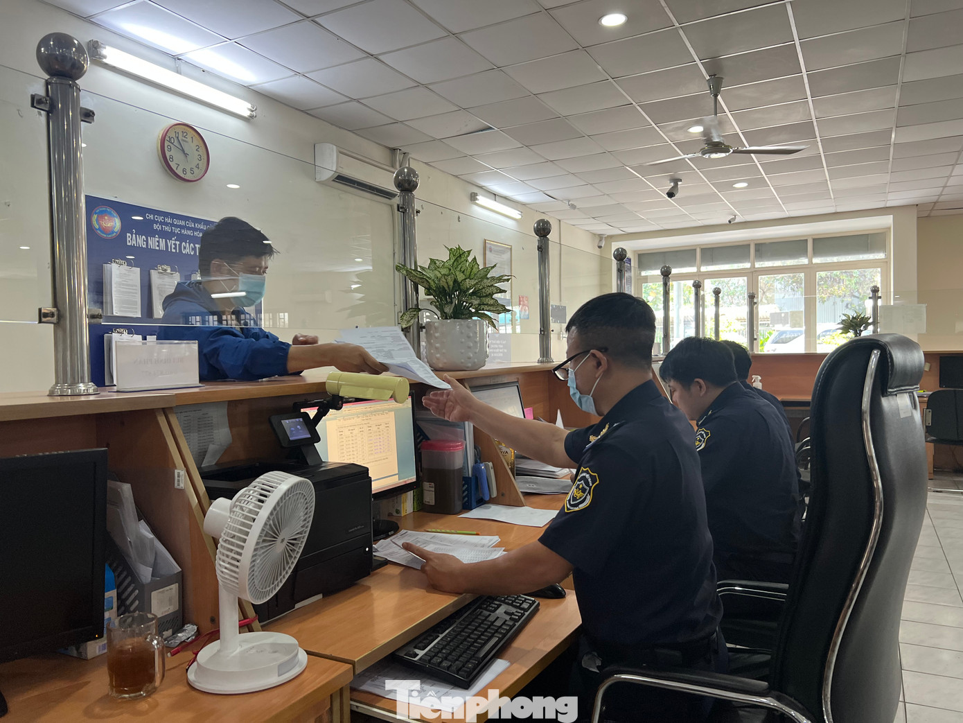 Doanh nghiệp làm thủ tục tại Cục Hải quan TPHCM. Doanh nghiệp làm thủ tục tại Cục Hải quan TPHCM.