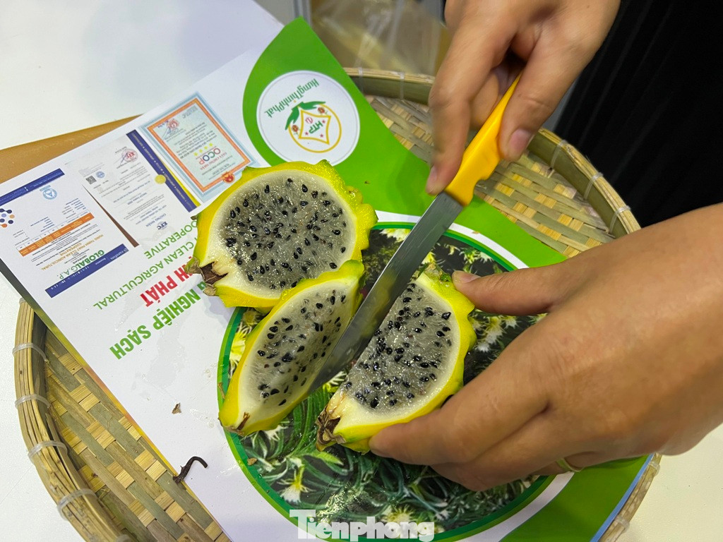 Thanh long có vị ngọt, hạt khá nhiều và to gần bằng hạt chanh dây.