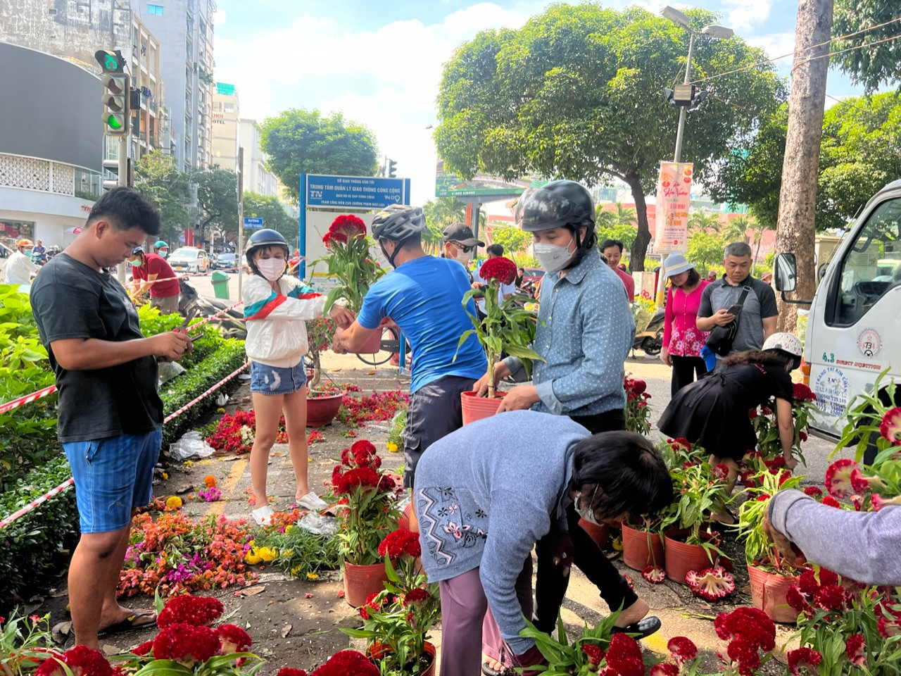 Nhiều người tiếc hoa, xin về nhưng tiểu thương cũng không cho.