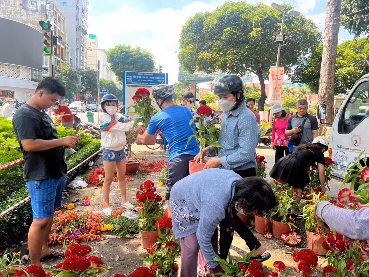 Nhiều người tiếc hoa, xin về nhưng tiểu thương cũng không cho.