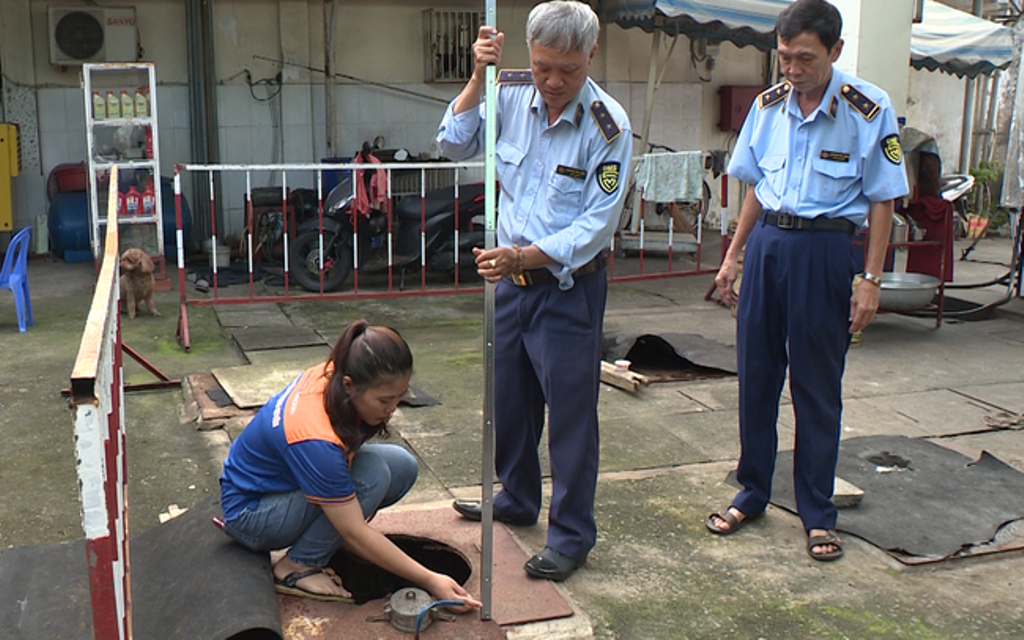 Cục QLTT TPHCM kiểm tra cây xăng trên địa bàn thành phố (ảnh: Cục QLTT). Cục QLTT TPHCM kiểm tra cây xăng trên địa bàn thành phố (ảnh: Cục QLTT).