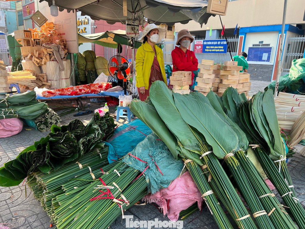 Nhiều người buồn hiu ngóng trông khách đến chợ