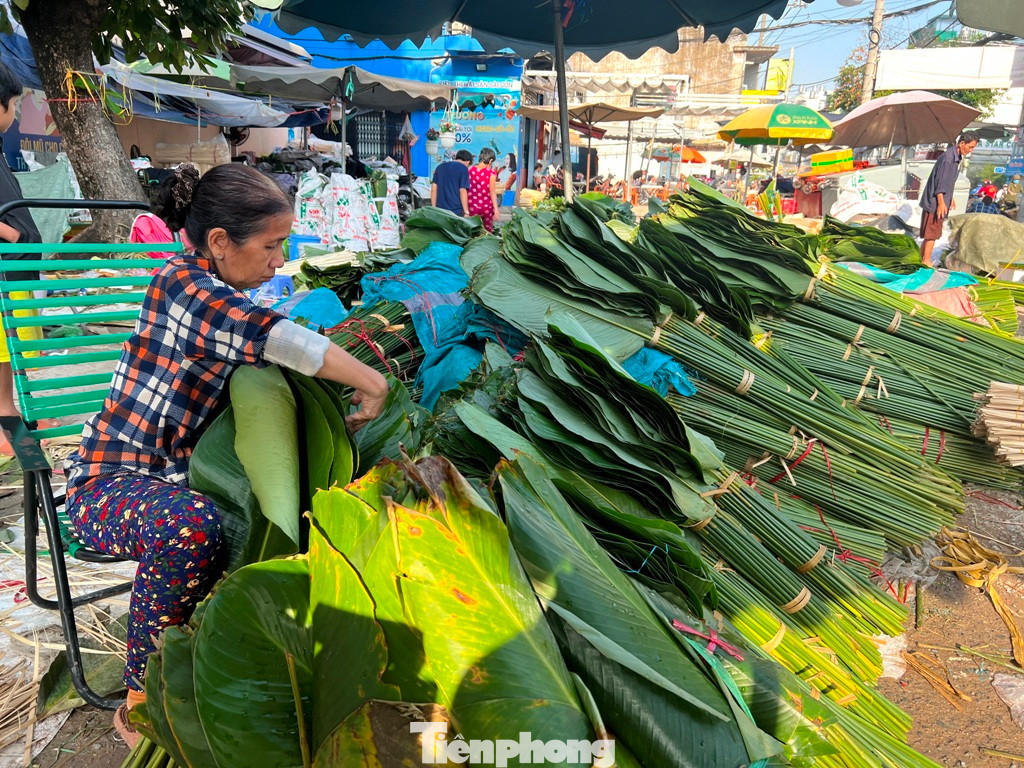 Lá vàng được tiểu thương cắt tỉa lại mỗi ngày