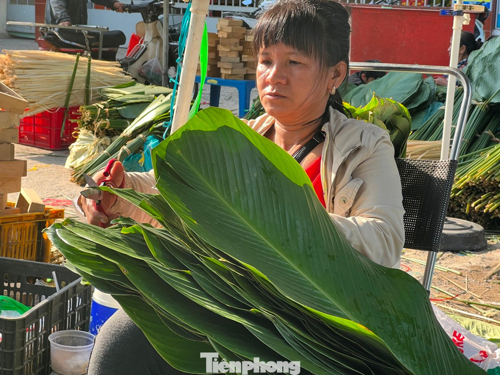 Mặc dù tiểu thương kinh doanh lá dong từ ngày 19 tháng Chạp nhưng tới nay vẫn chưa bán được nhiều.