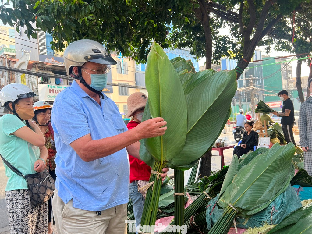 Lá dong năm nay giá giảm sớm, chỉ từ 100.000 đồng/bó loại lớn (50 lá)