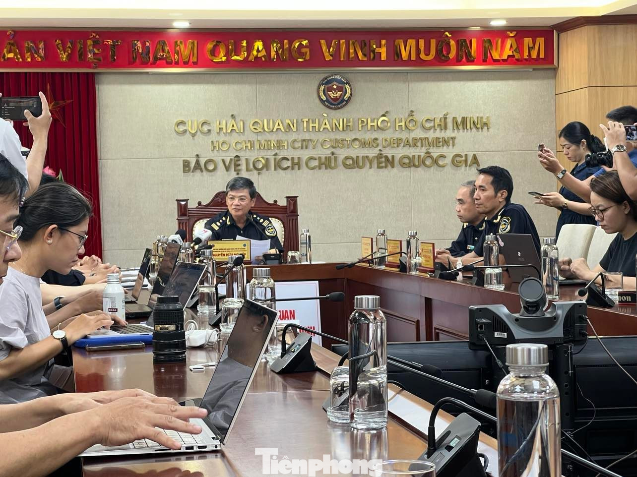 Ông Nguyễn Hữu Nghiệp - Phó Cục trưởng Cục Hải quan TPHCM - cung cấp thông tin với báo chí.