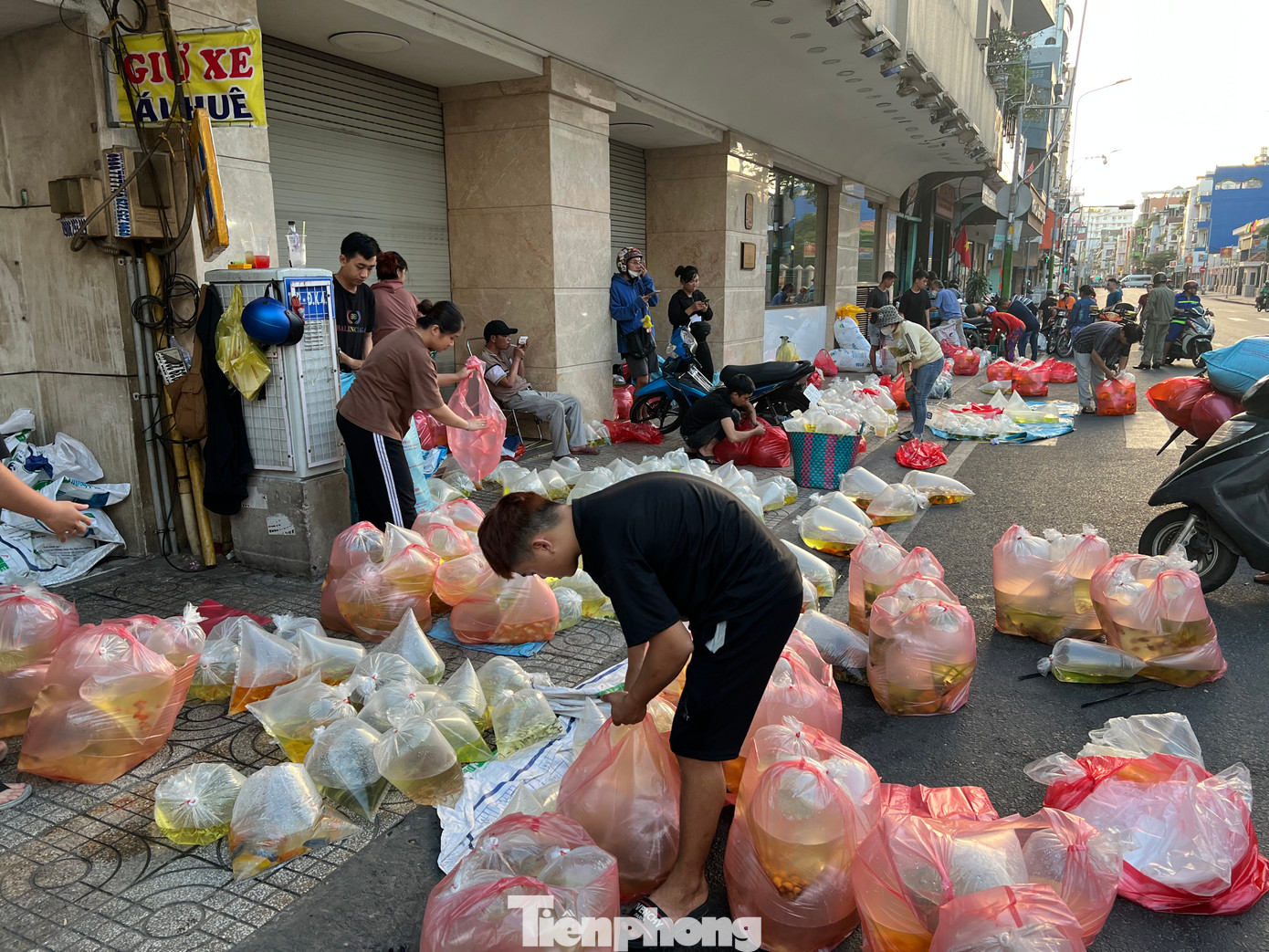 Tầm 6 giờ sáng, tiểu thương dọn hàng, trả lại đường phố cho xe cộ ngược xuôi... Tầm 6 giờ sáng, tiểu thương dọn hàng, trả lại đường phố cho xe cộ ngược xuôi...