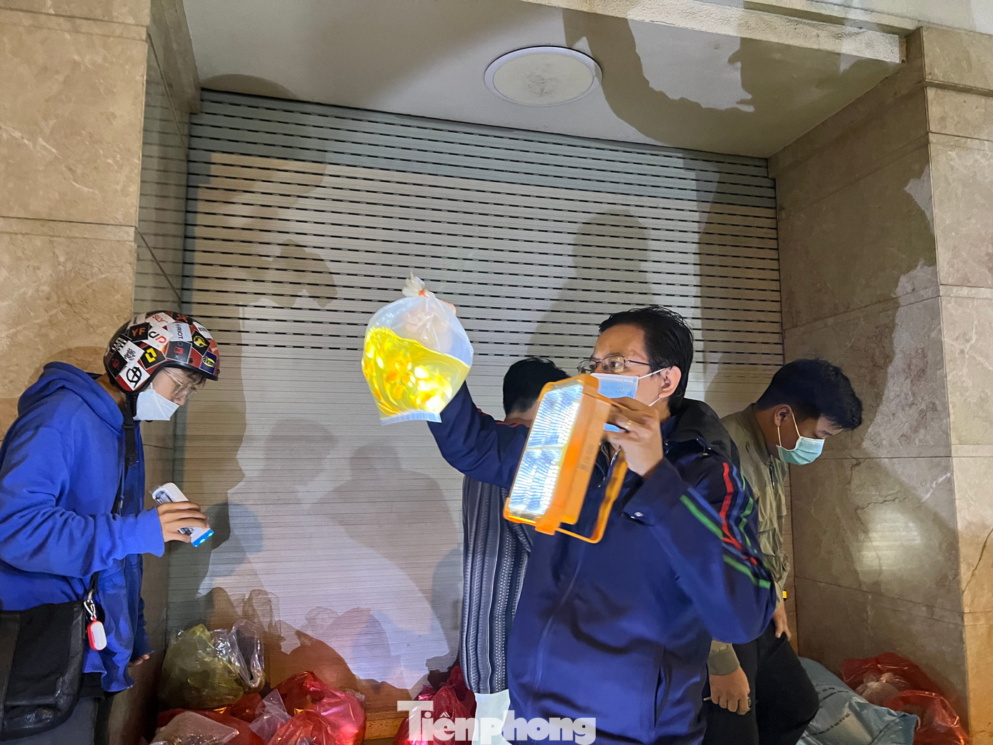 Cá ở đây đủ loại, từ những mặt hàng phổ thông đến hàng hiếm, đắt tiền đều được cho vào bọc ni-lon chứa nước và oxy, bán ngay trên vỉa hè. Cá ở đây đủ loại, từ những mặt hàng phổ thông đến hàng hiếm, đắt tiền đều được cho vào bọc ni-lon chứa nước và oxy, bán ngay trên vỉa hè.