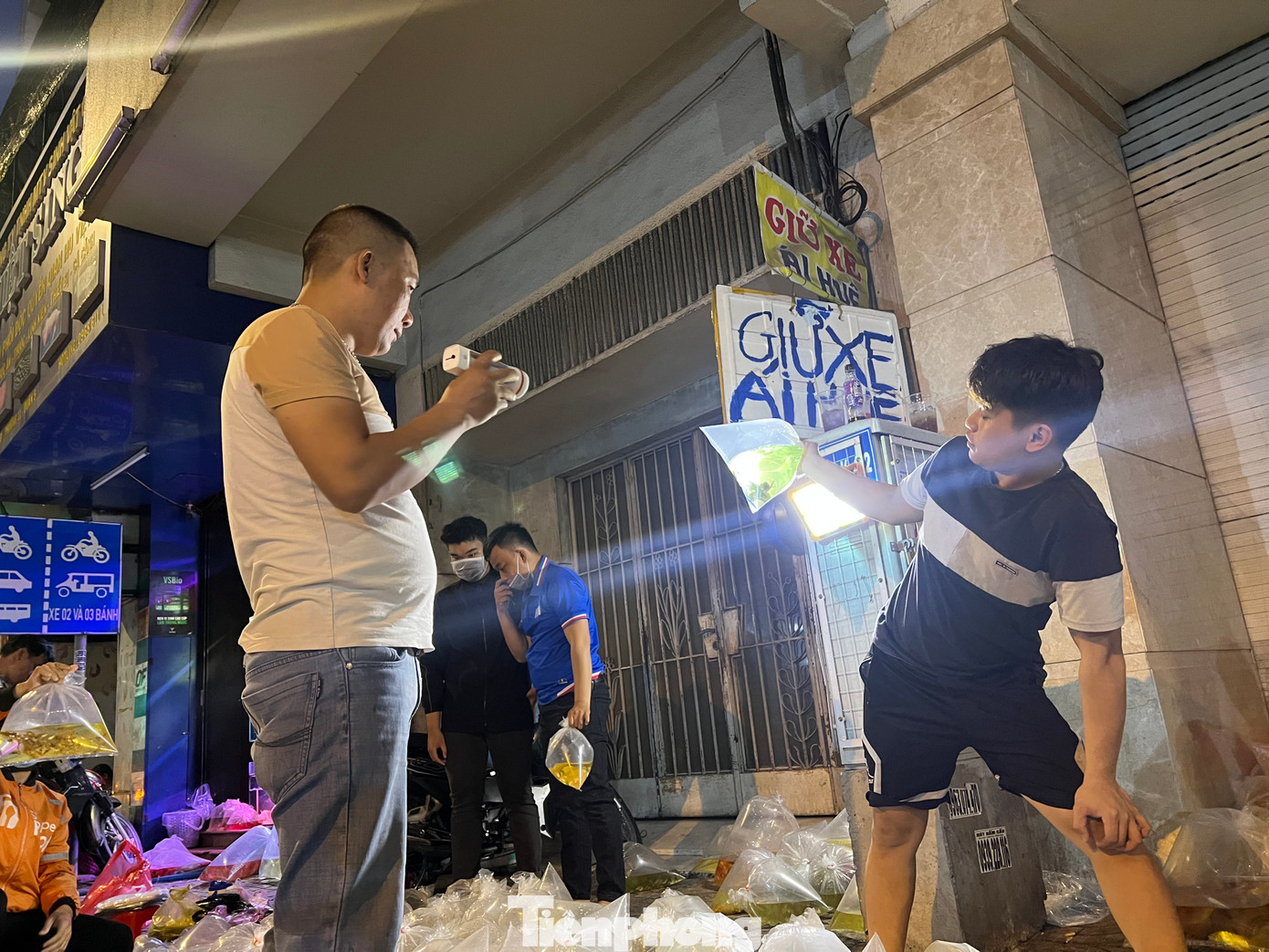 Mỗi bọc cá có giá từ 150.000 - 200.000 đồng, thậm chí tới vài triệu đồng tùy độ quý hiếm, độc lạ. Mỗi bọc cá có giá từ 150.000 - 200.000 đồng, thậm chí tới vài triệu đồng tùy độ quý hiếm, độc lạ.