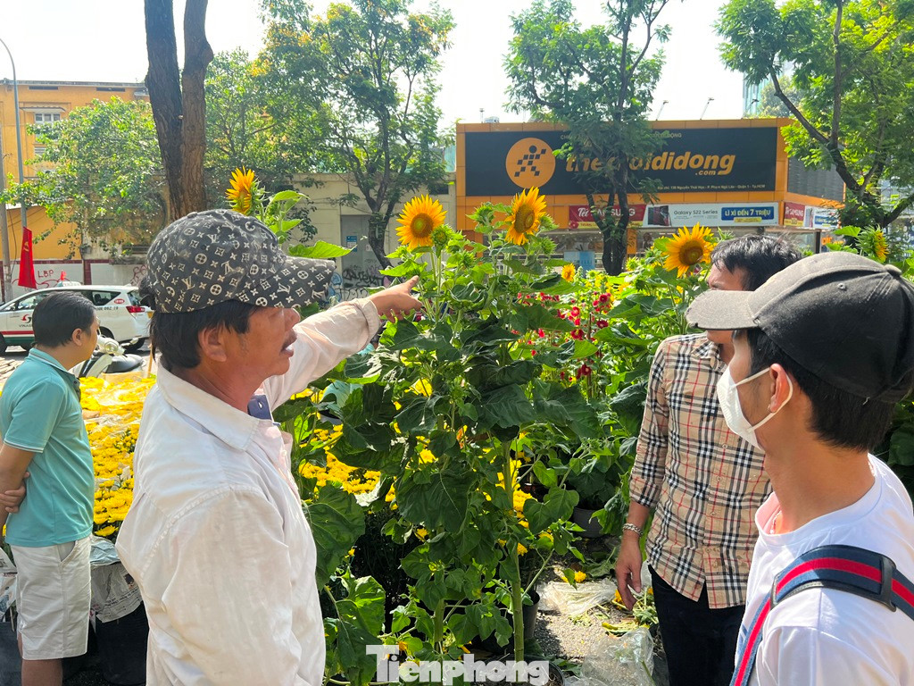 Khi có khách, tiểu thương quyết giữ khách và giảm giá sập sàn để bán được hoa.
