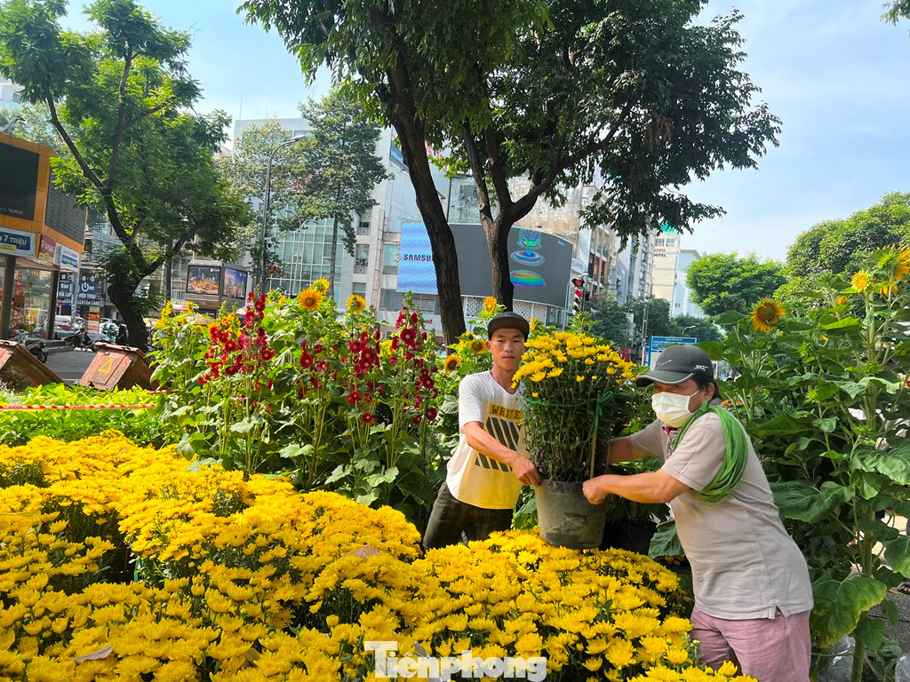 Bán được chậu hoa nào, tiểu thương mừng rơn.