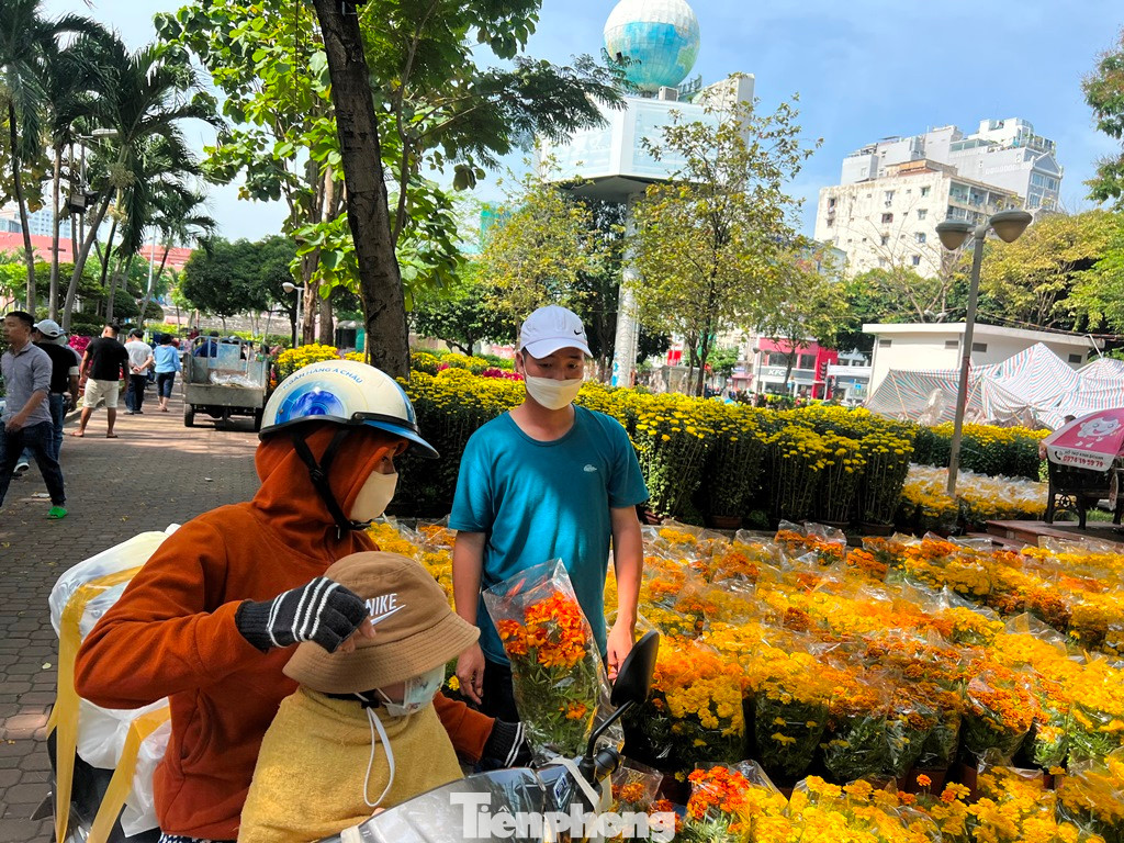 Lác đác khách mua hoa với số lượng nhỏ