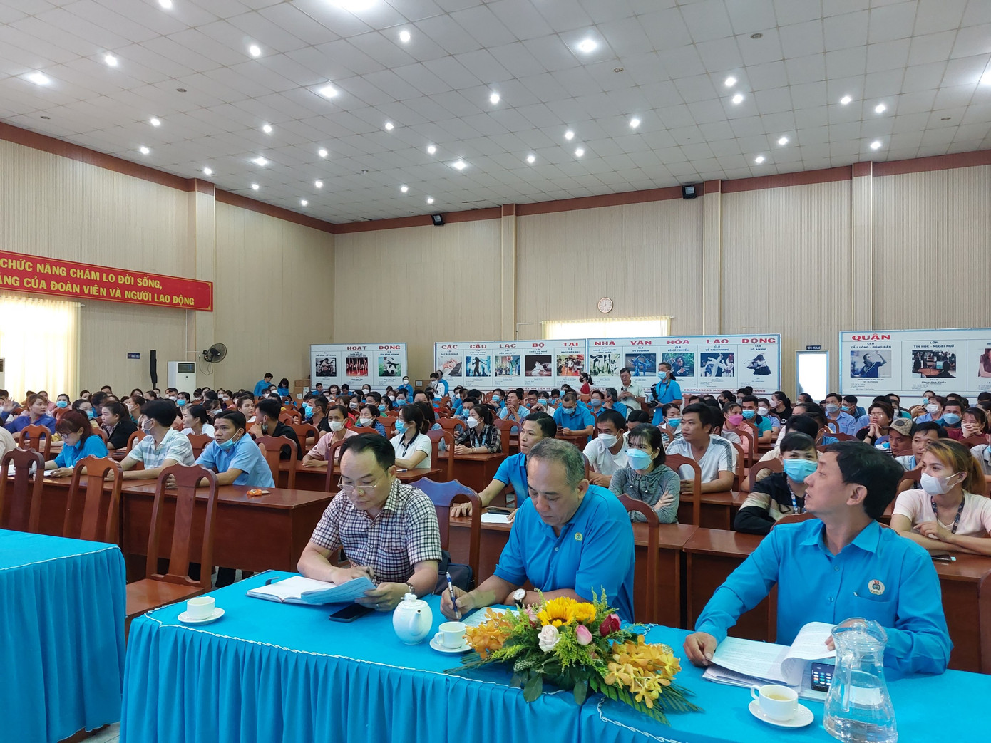 Những ý kiến của cử tri công nhân sẽ được đoàn đại biểu Quốc hội trình Quốc hội trong các kỳ họp thông qua các dự thảo luật liên quan sắp tới. Những ý kiến của cử tri công nhân sẽ được đoàn đại biểu Quốc hội trình Quốc hội trong các kỳ họp thông qua các dự thảo luật liên quan sắp tới.