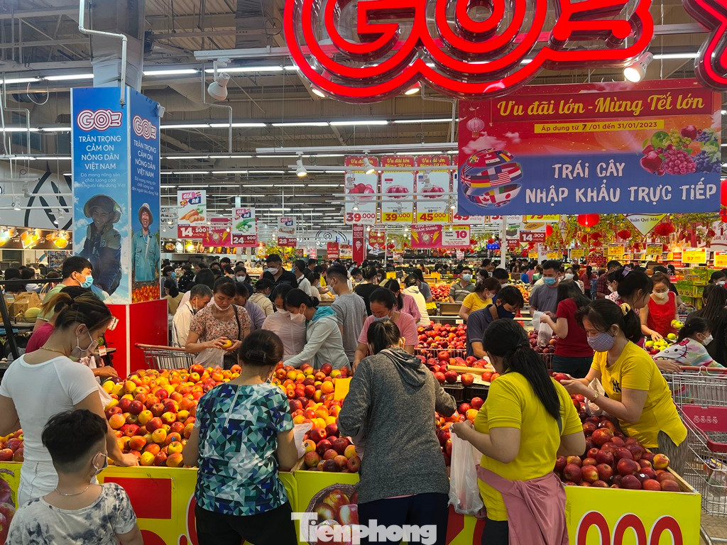 Những ngày cận Tết, nhiều hệ thống siêu thị lớn như Big C, Aeon, Satra, Emart... mở cửa đến hơn 23h để phục vụ người dân đến mua sắm và thường đông nghịt từ sáng sớm đến nửa đêm.