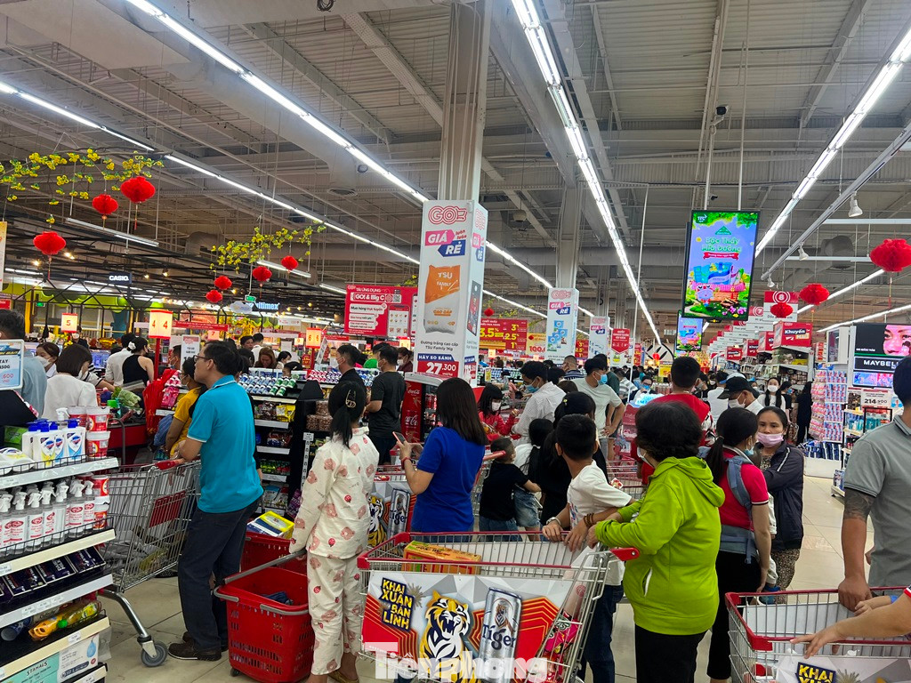 Dòng người xếp hàng rồng rắn chờ thanh toán trong siêu thị dù đã tối muộn.
