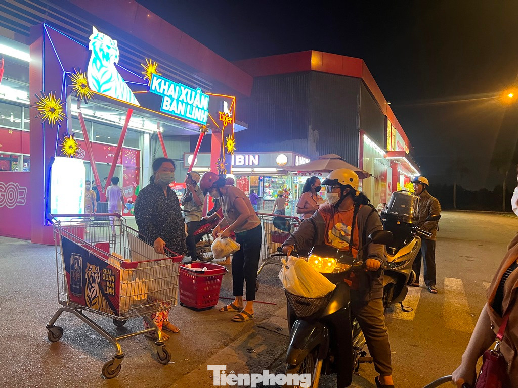 Bên ngoài, nhiều người chờ đợi người thân đi siêu thị.