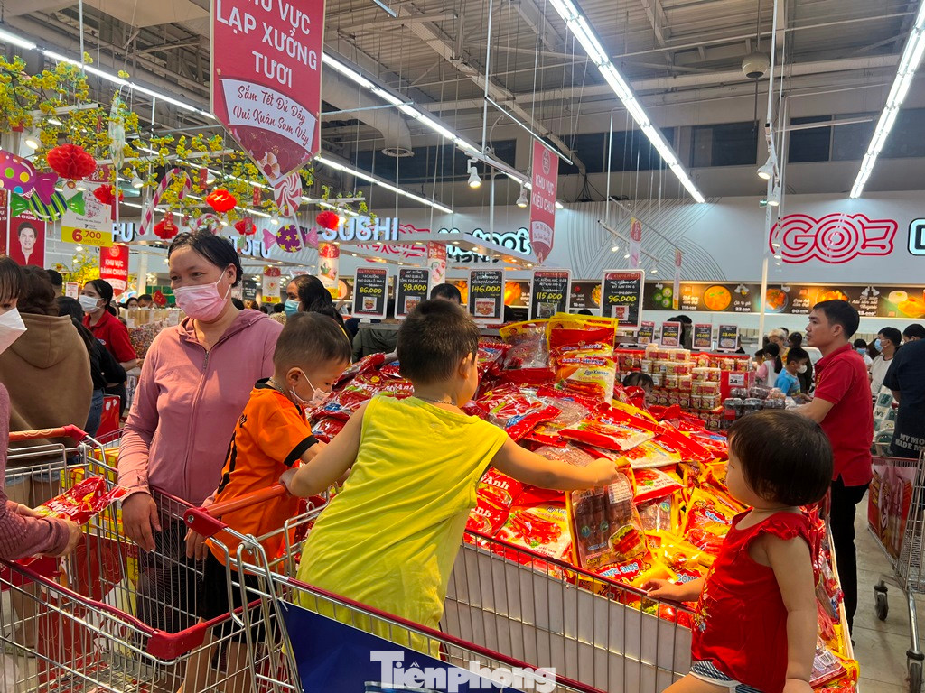 Nhiều mặt hàng Tết như lạp xưởng, khô bò... có nhiều chương trình giảm giá hấp dẫn.