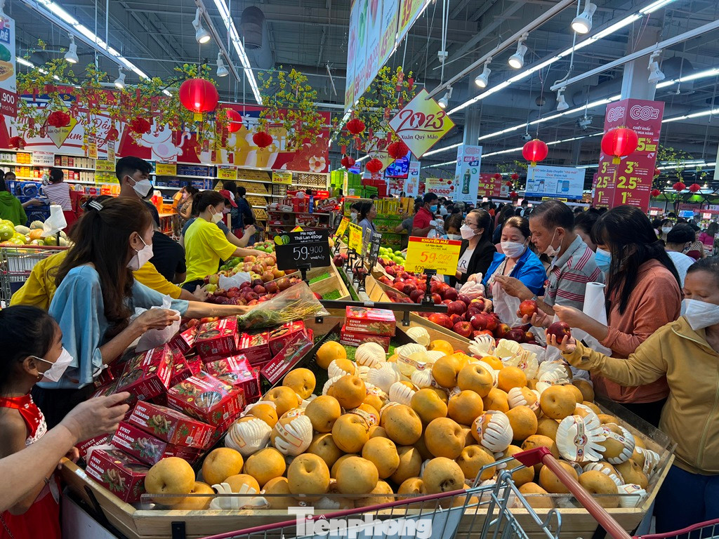 Giá cả hàng Tết cũng rất phải chăng. Bưởi có giá 57.900 đồng/kg, quýt đường 60.000 đồng/kg, táo Mỹ 59.000 đồng/kg...
