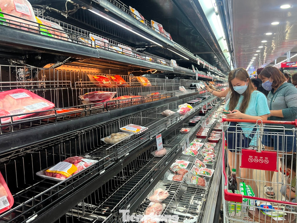 Nhiều mặt hàng thịt gà, thịt bò, thịt heo... đã gần hết sạch trên quầy kệ siêu thị.