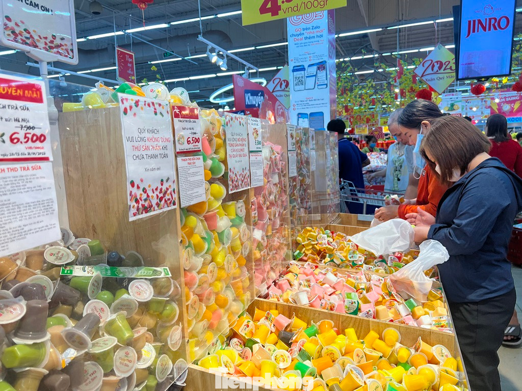 Chị Lâm Thị Hà (quận 6) cho biết: "Chờ tới hơn 21h tôi mới vào siêu thị mua sắm cho đỡ đông nhưng không ngờ vẫn ken kín người. Các siêu thị đều chung tình trạng này nên đành phải vào chọn mua thôi vì không thể chờ đợi được nữa" - chị Hà nói.