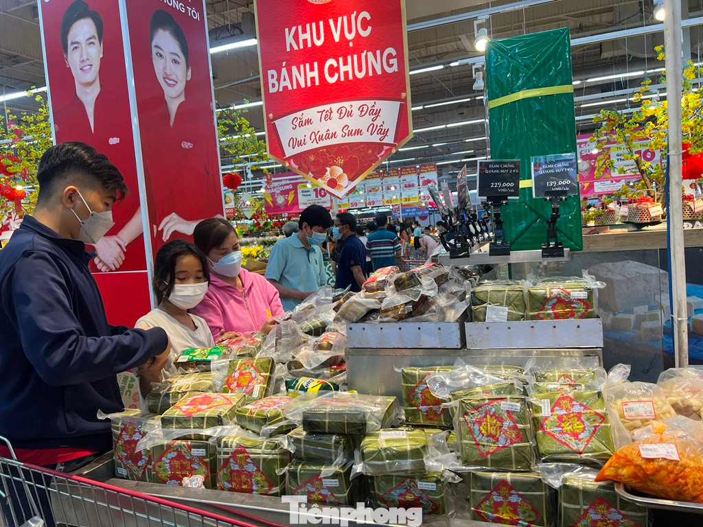 Các loại bánh chưng, bánh tét chay mặn có giá từ 100.000 đồng/cái vẫn còn rất nhiều trên quầy kệ chờ khách chọn mua.
