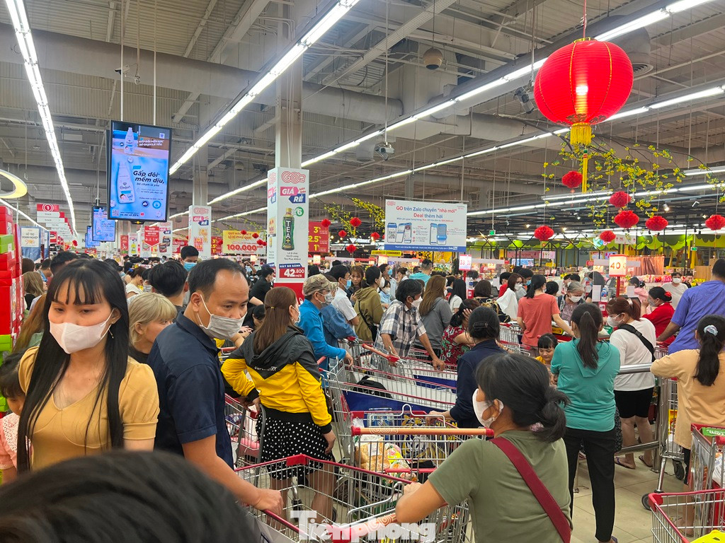 Để được thanh toán, khách phải chờ đợi trung bình từ 30-45 phút. "Hôm nay chúng tôi mới được nghỉ Tết nên tranh thủ mua sắm để mai về quê, chờ cả tiếng đồng hồ nhưng vẫn chưa tới lượt" - anh Thanh (công nhân Công ty PouYuen, quận Bình Tân) nói.