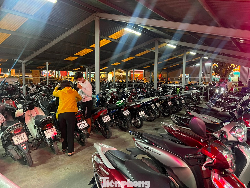 Bãi giữ xe của siêu thị vẫn còn rất đông dù đã hơn 22h.