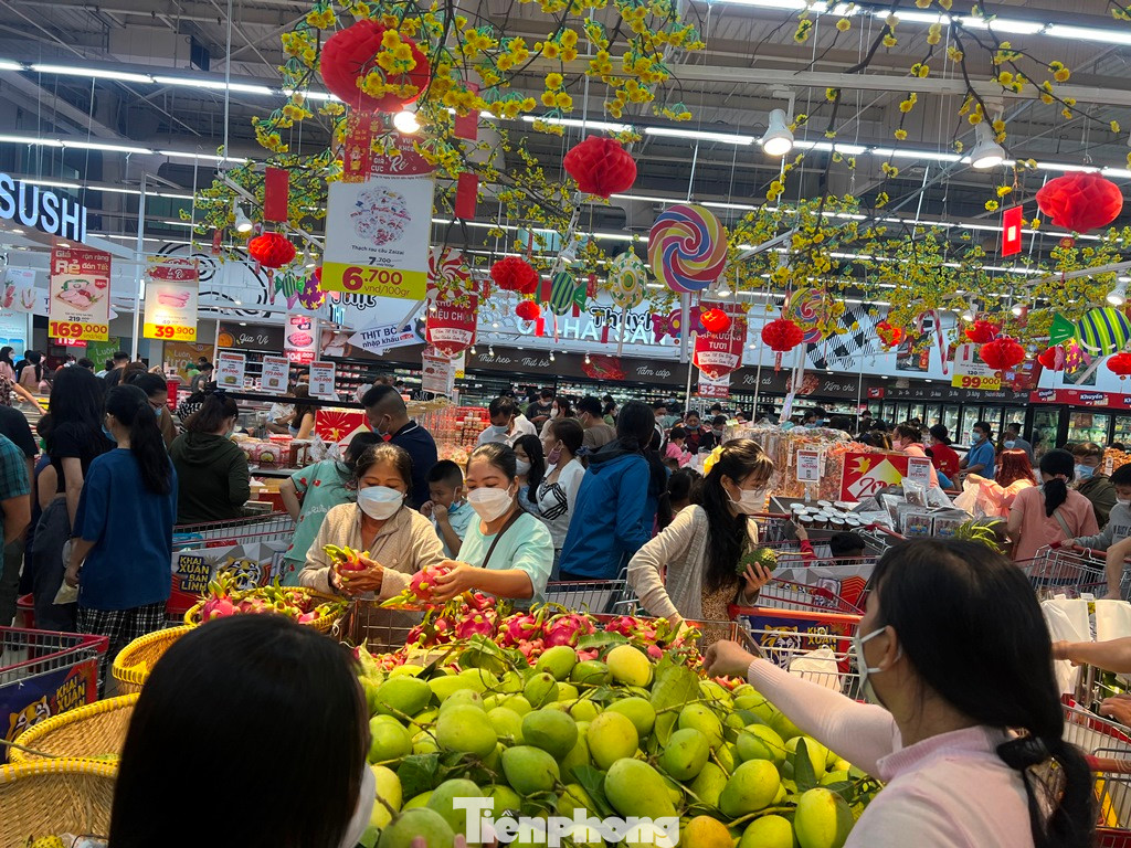 Quầy trái cây bưởi, xoài, thanh long... luôn đông khách.