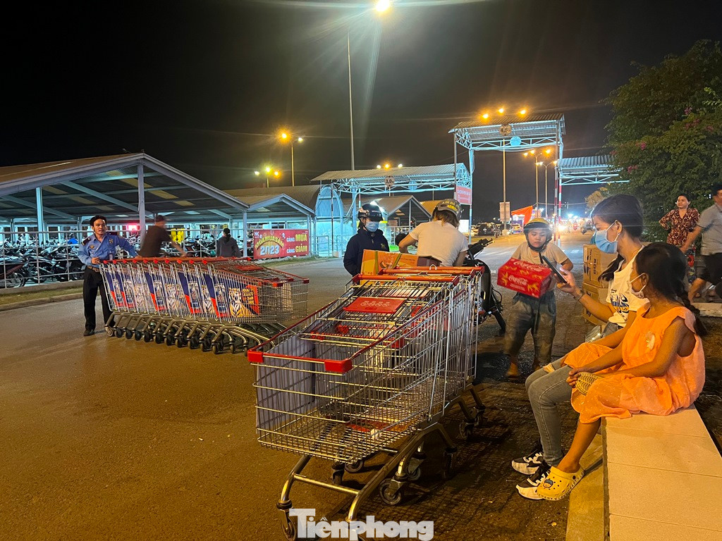 Nhân viên siêu thị sắp xếp xe đẩy từ sáng đến nửa đêm...