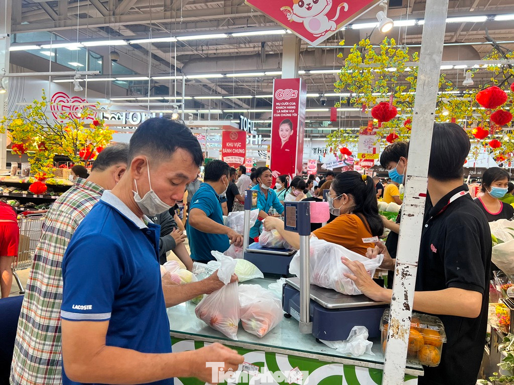 Các lối đi trong siêu thị đều chật kín người, khách phải nhường nhau và nhích từng chút một.