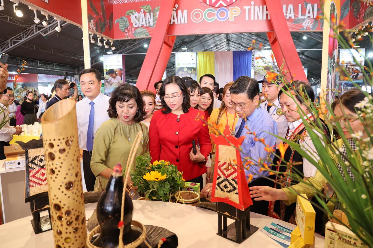 Thứ trưởng Bộ Công thương Phan Thị Thắng (áo đỏ) tham quan sản phẩm tại các gian hàng