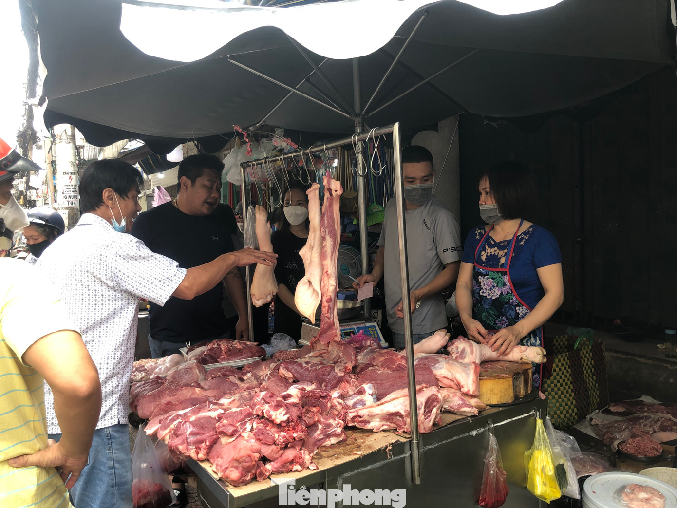 Thịt heo chương trình bình ổn thị trường được điều chỉnh giảm giá từ 1.500-14.000 đồng/kg từ ngày 1/4. Thịt heo chương trình bình ổn thị trường được điều chỉnh giảm giá từ 1.500-14.000 đồng/kg từ ngày 1/4.