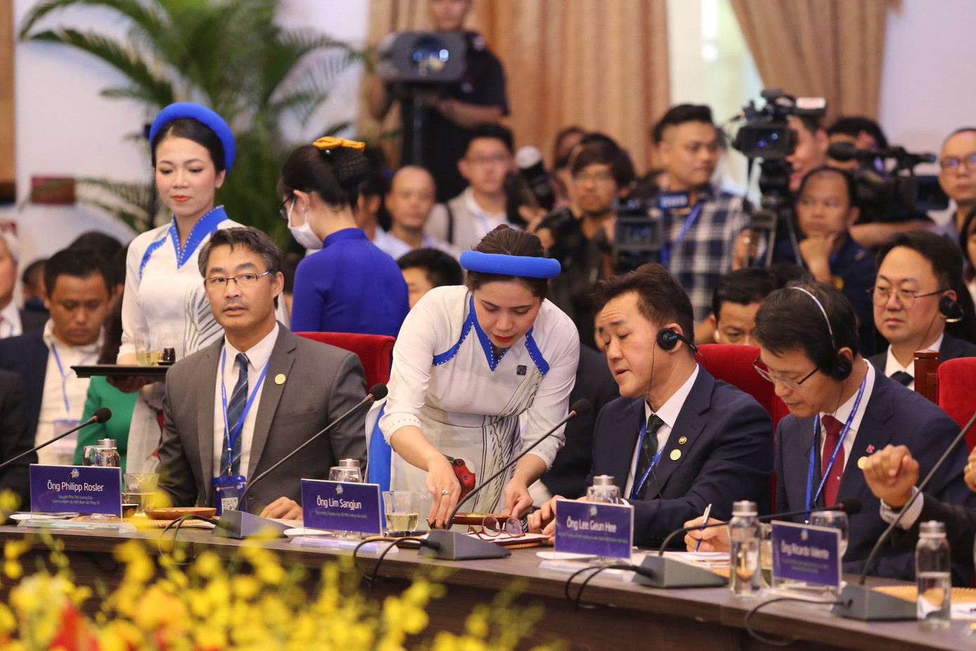 Các đại biểu được mời dùng bánh và trà Việt. Các đại biểu được mời dùng bánh và trà Việt.